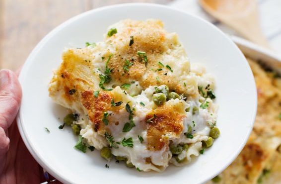 Česnekové lasagne s kuřecím masem a hráškem