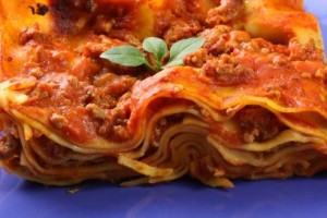 Rajčatové lasagne se šunkou a s citronovým pestem