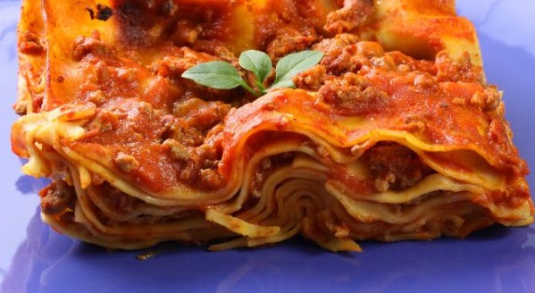 Rajčatové lasagne se šunkou a s citronovým pestem