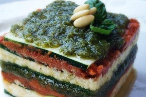 Cuketové raw lasagne s bazalkovým pestem a rajčatovým krémem