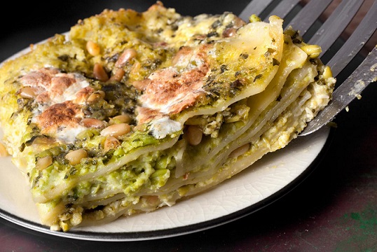 Lasagne s bazalkovým pestem a hráškem